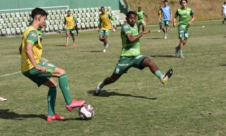 Penúltimo treino do América-MG, antes da final do estadual, é marcado por conversa com presidente do clube no gramado