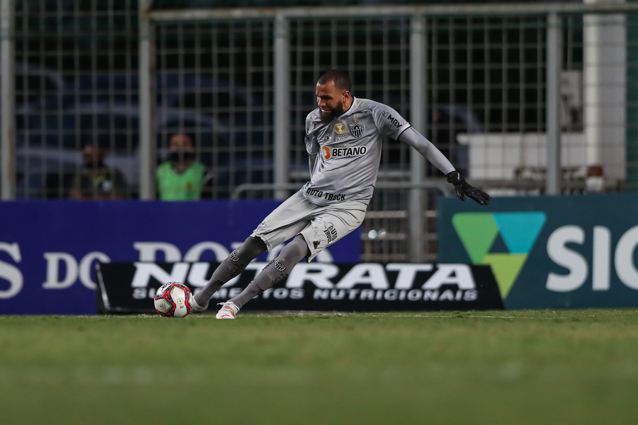 Everson incorpora papel de 'maestro' e é irretocável em passes no Campeonato Mineiro
