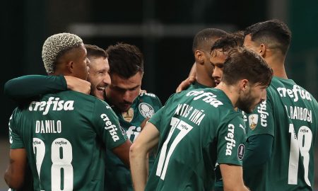 Jogadores do Palmeiras comemorando gol em jogo da Libertadores.
