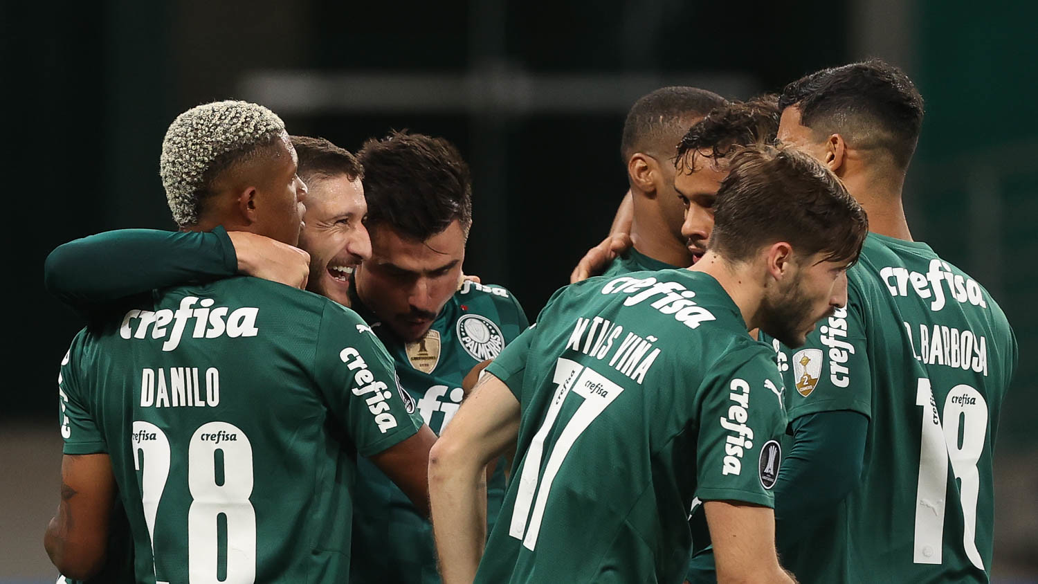 Jogadores do Palmeiras comemorando gol em jogo da Libertadores.