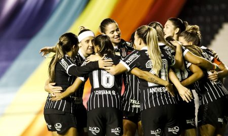 Time do Corinthians comemorando gol contra o Grêmio pelo Brasileirão Feminino