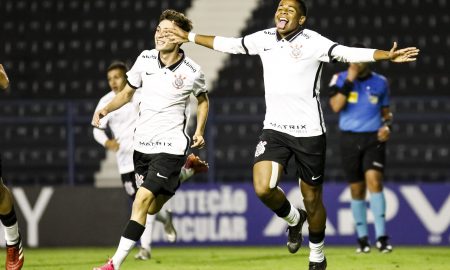Wesley comemorando gol do Corinthians contra o Vasco pelo Brasileirão Sub-17
