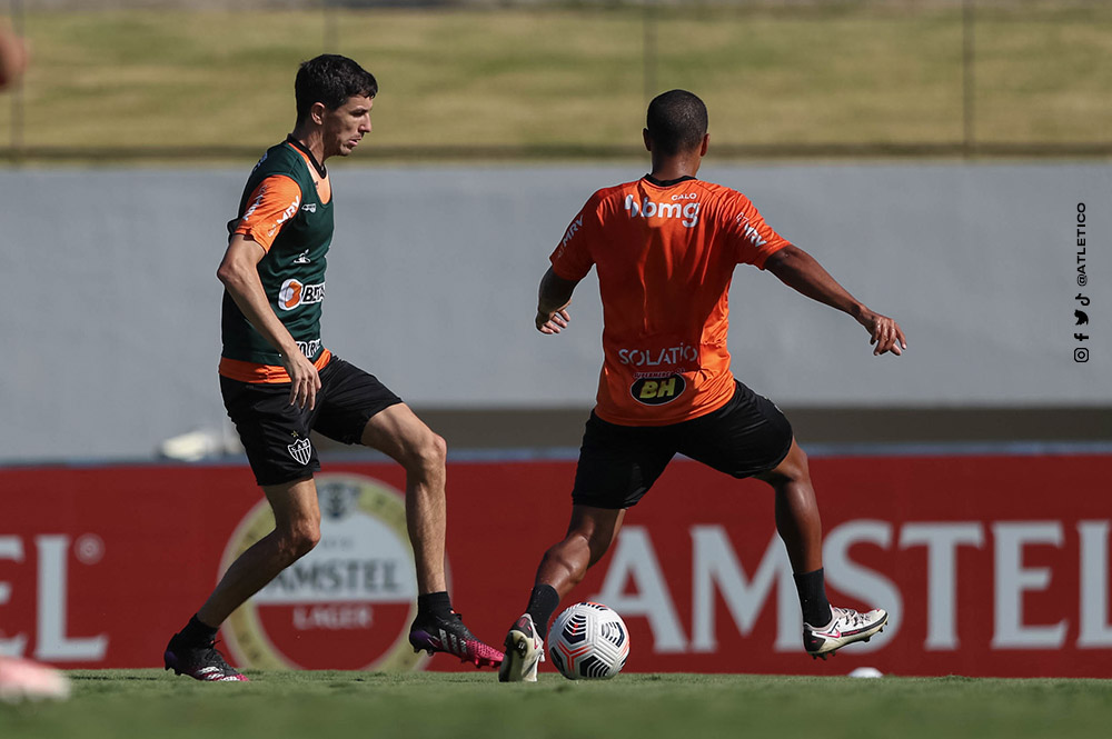 Atlético-MG treina antes de voltar ao Brasil