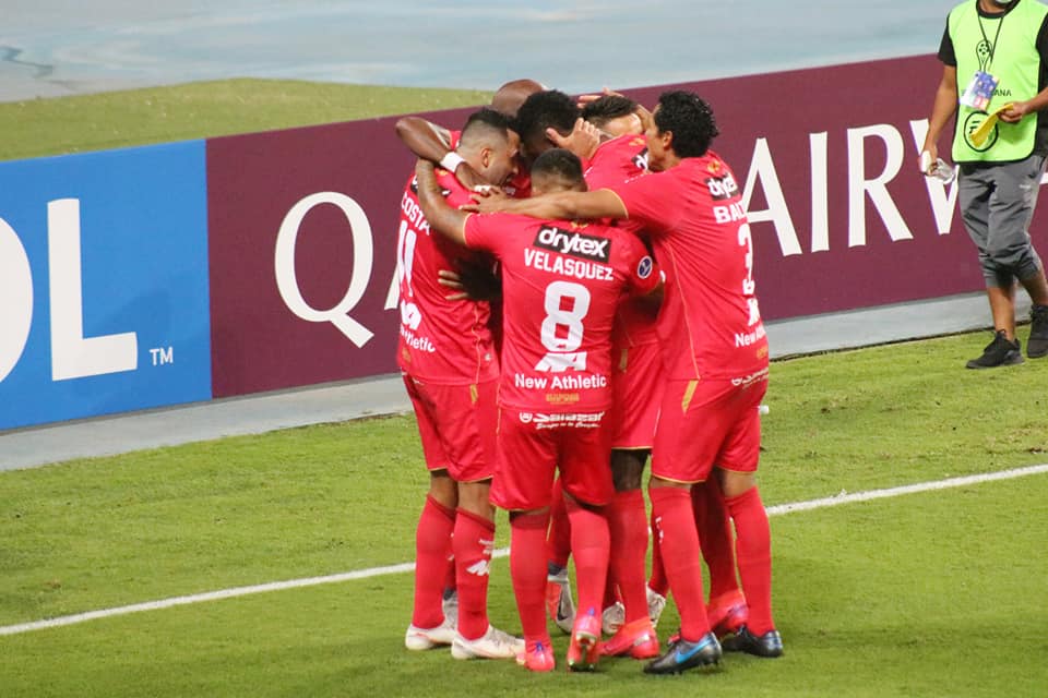 Time do Sport Huancayo comemorando gol
