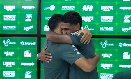 Após briga, Bidu e Andrade pedem desculpas à torcida do Guarani; veja