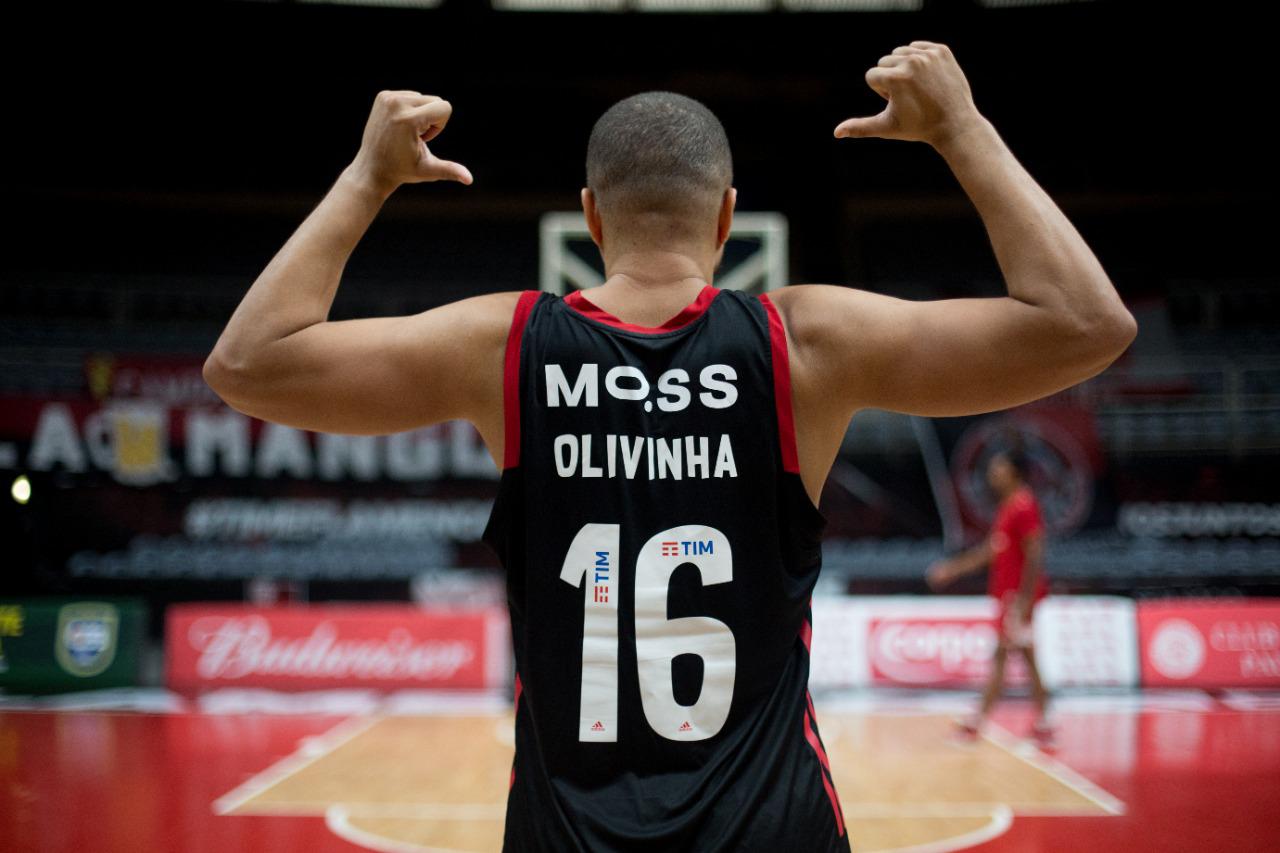 Olivinha exibindo novo patrocínio no uniforme do Flamengo