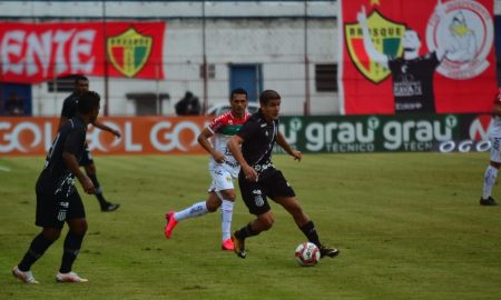 Sem Kleina, Ponte Preta é derrotada pelo Brusque na estreia da Série B