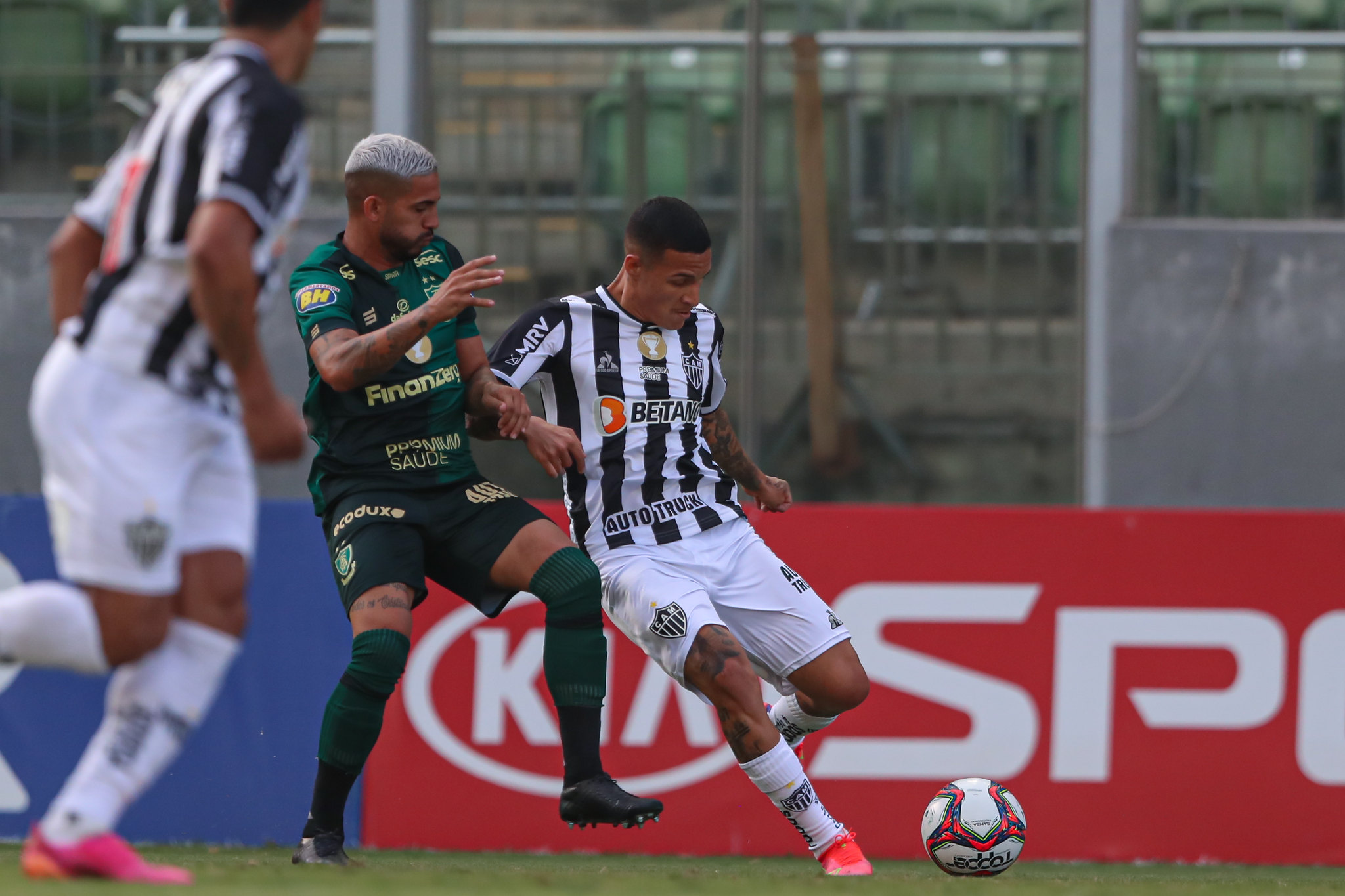 Com um a mais, Atlético-MG busca empate com América-MG pelo