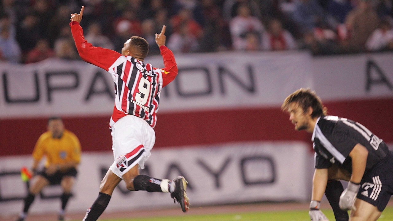 Amoroso, atacante do São Paulo em 2005, na última vitória na Argentina