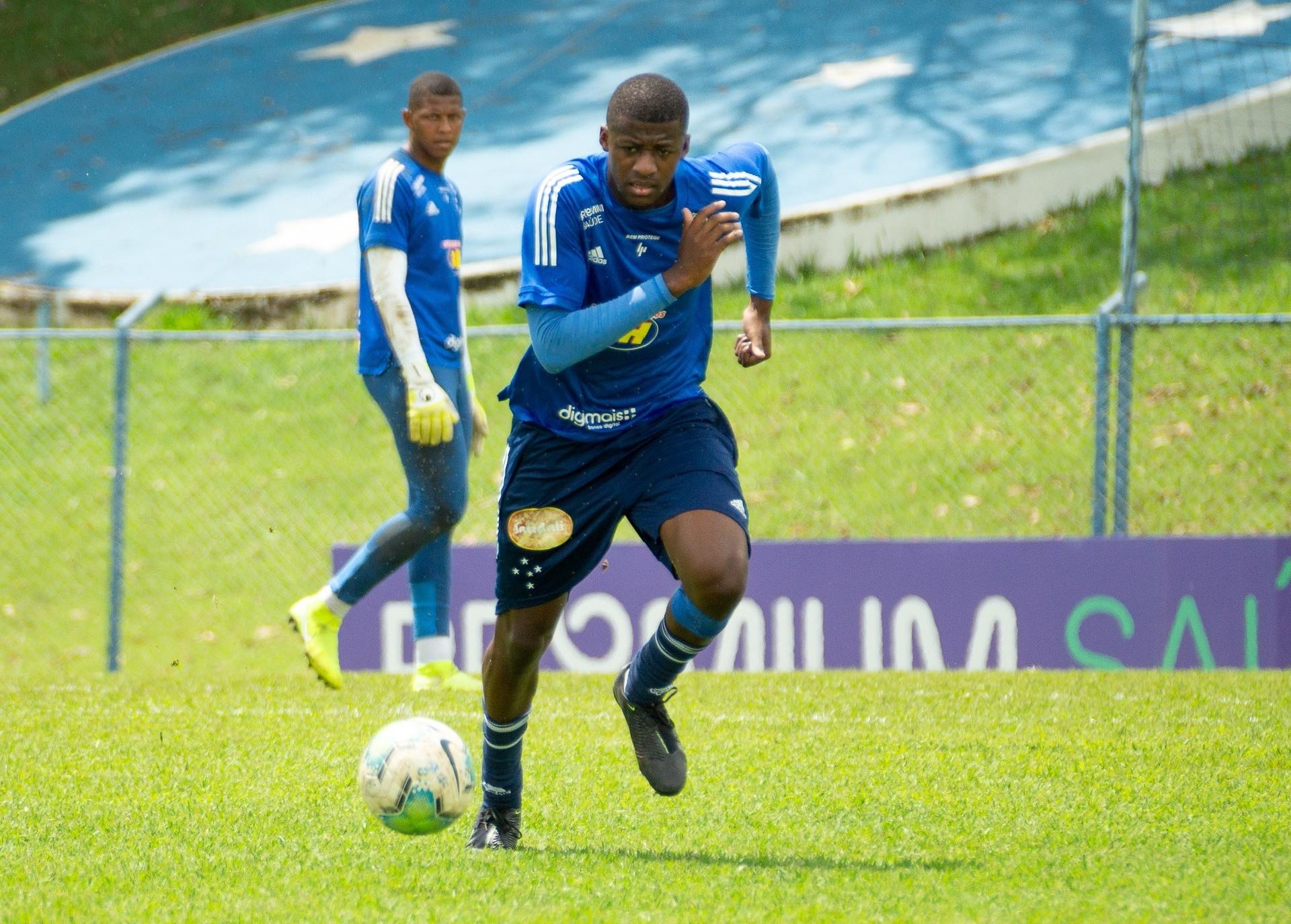 Com contrato expirando e salários atrasados, zagueiro da base deve trocar Cruzeiro por Red Bull Bragantino