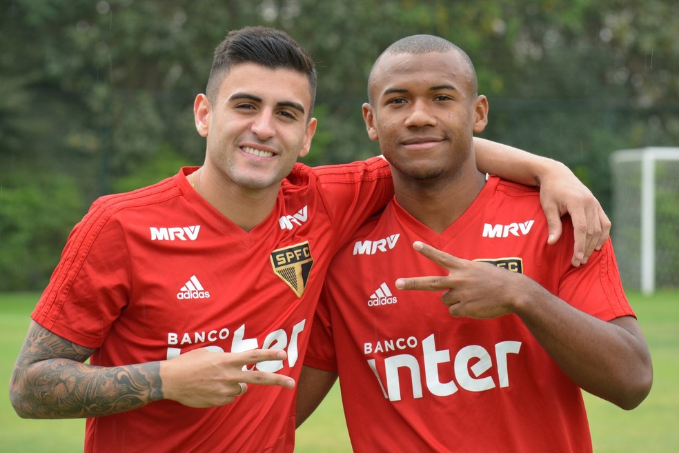 Luan e Liziero, promovidos ao profissional do São Paulo, em 2018.