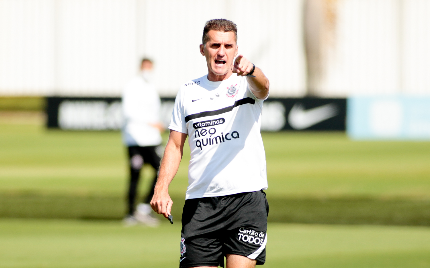 Mancini comandando treino do Corinthians