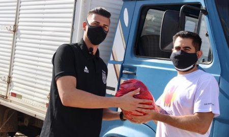 Ivan, goleiro da Ponte Preta, participa de doação de 200 cestas básicas