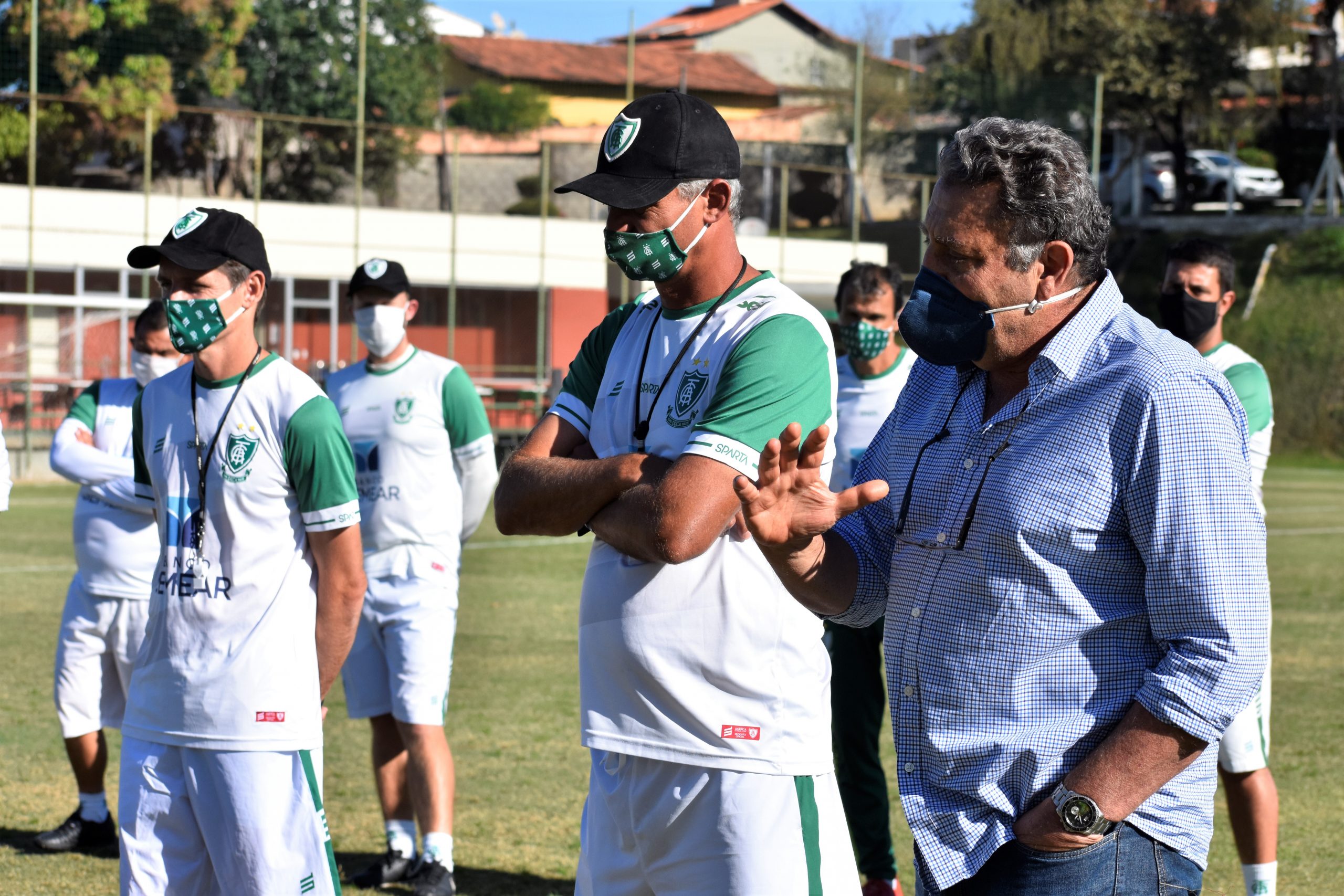 América-MG busca opções ofensivas, mas encontra dificuldades no mercado