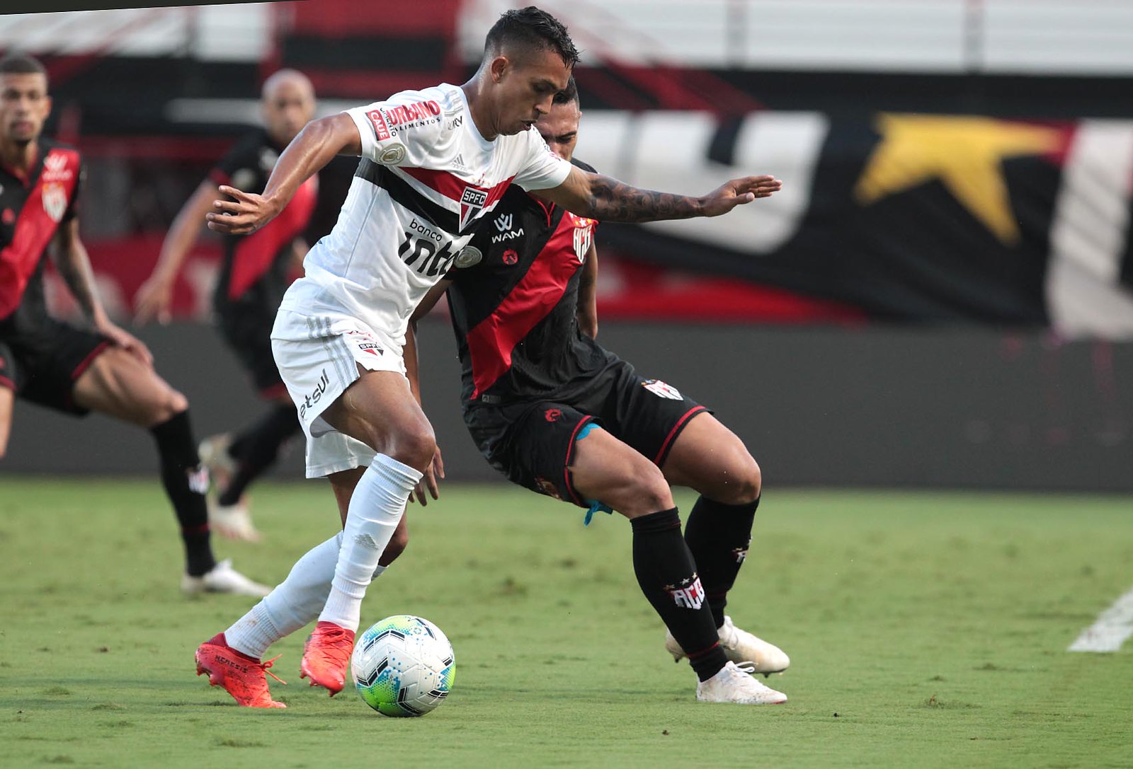 Com desfalques, São Paulo visita o Atlético-GO no Accioly para retomar sequência positiva