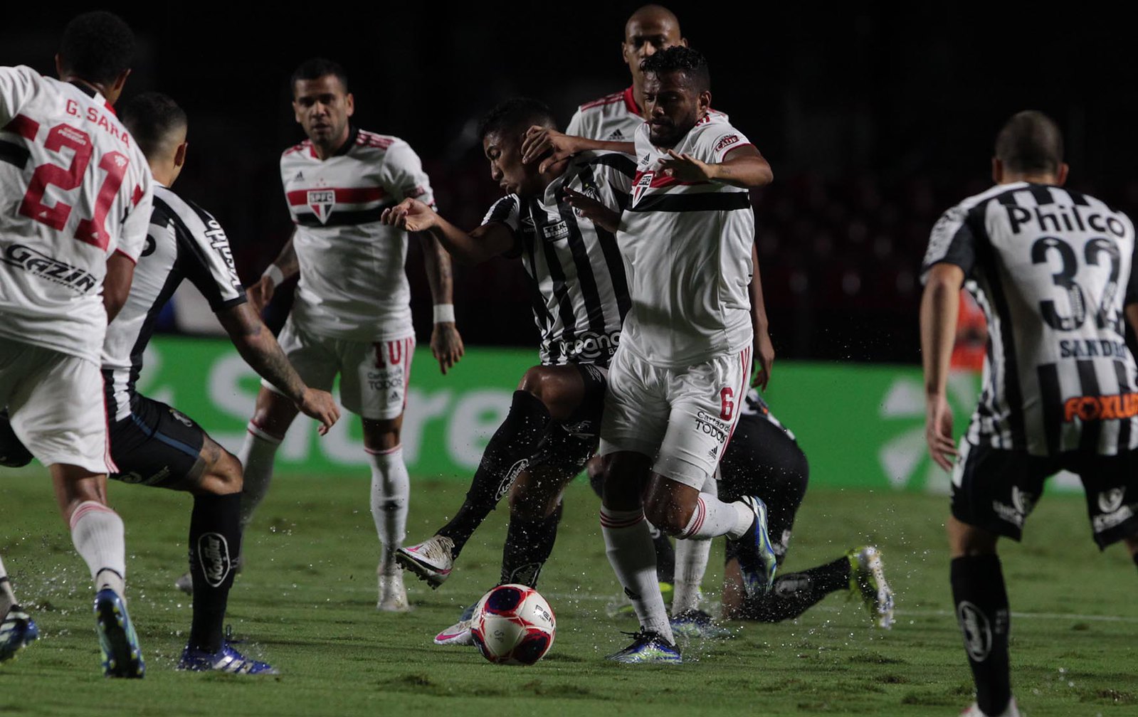 São Paulo e Santos se enfrentam visando melhorar no Brasileirão; confira quem leva vantagem