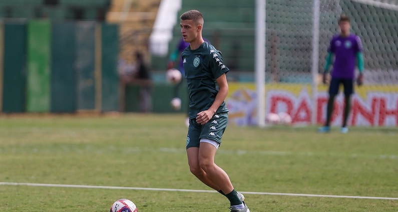 Prata da casa, Titi estreia como profissional do Guarani em Maceió