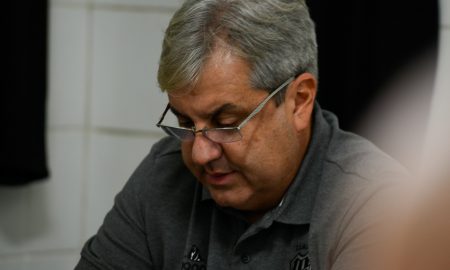 Kleina critica gramado em São Luís após tropeço da Ponte: 'É pesado'