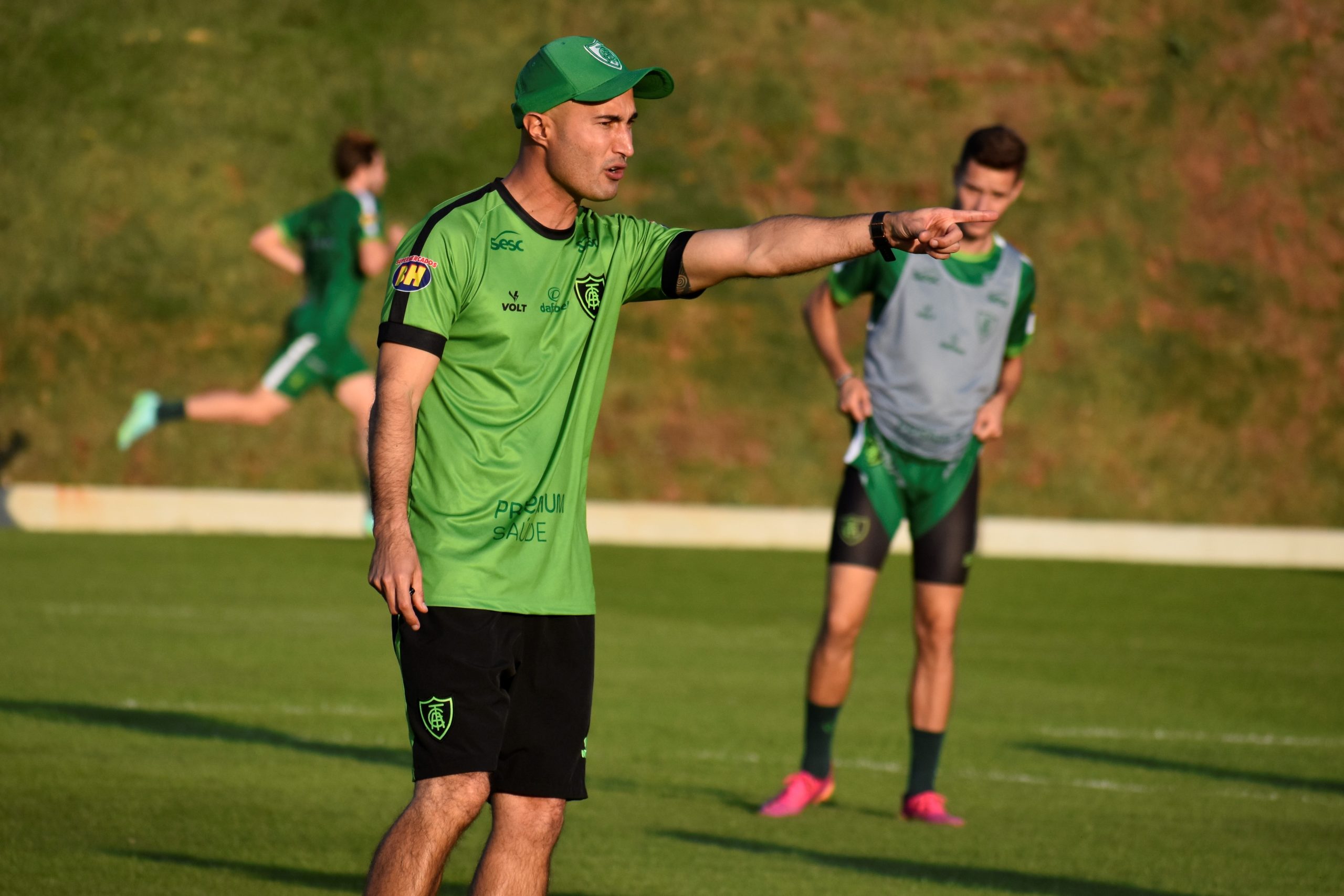 Mestrado em Portugal, agressividade e jogo posicional: conheça Cauan de Almeida, técnico interino do América-MG de 32 anos