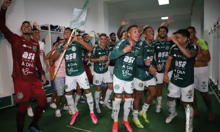 Com festa no vestiário, Guarani divulga bastidores de vitória no Dérbi 200