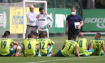 Maurício Galiotte, Anderson Barros e Abel Ferreira em conversa com o elenco do Palmeiras