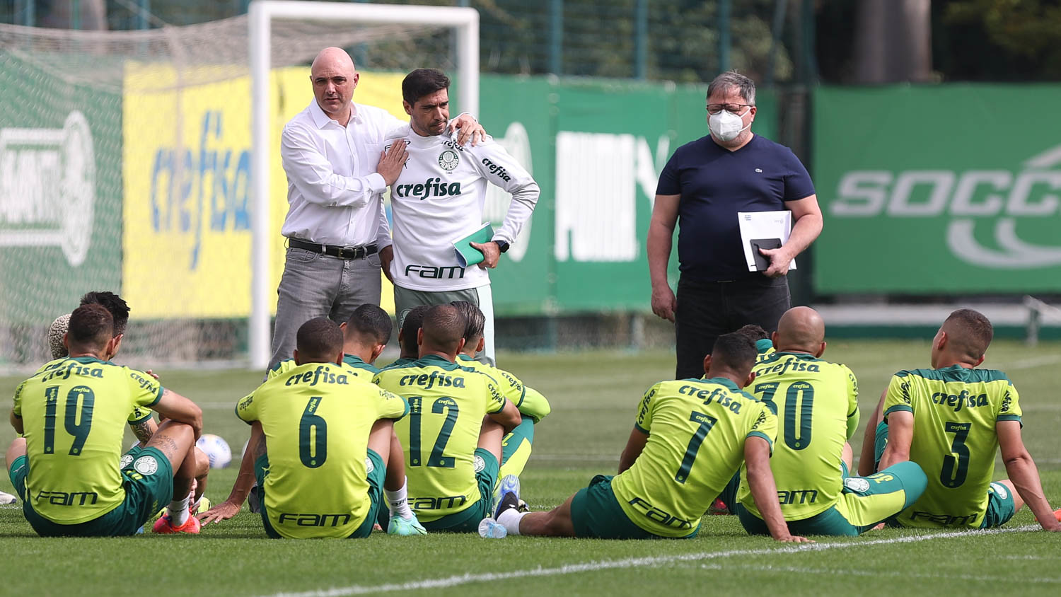 Maurício Galiotte, Anderson Barros e Abel Ferreira em conversa com o elenco do Palmeiras
