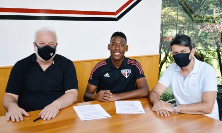 São Paulo anuncia renovação de contrato com Léo