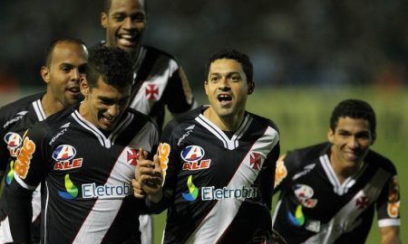 Vasco time comemorando gol em 2011