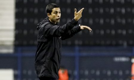 Gustavo Almeida, técnico do Corinthians Sub-17 dando instruções aos seus atletas