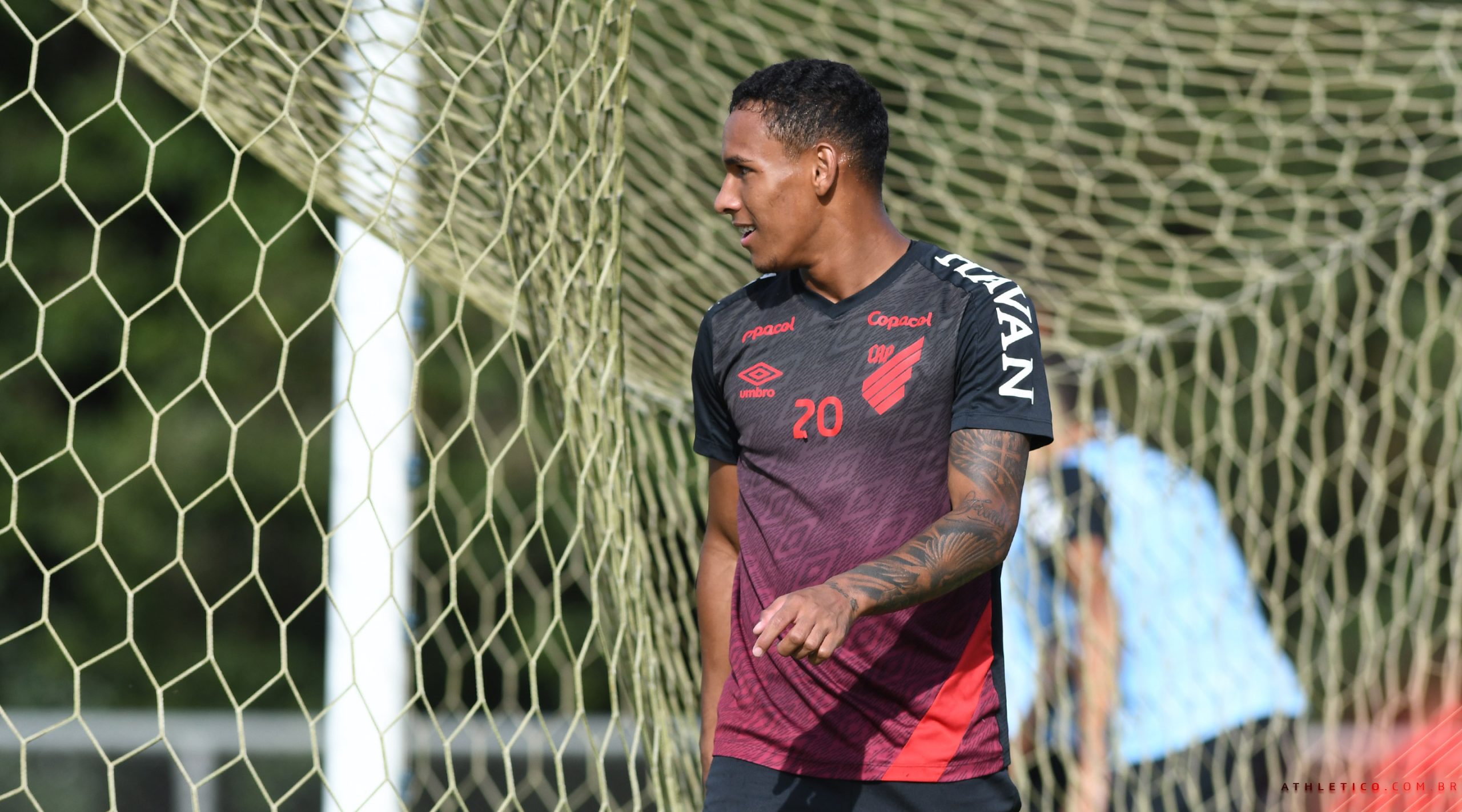 Reinaldo em treino do Athletico - Foto: Divulgação/Athletico