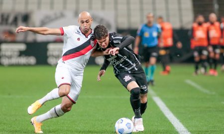 Mateus Vital disputa bola com Dudu no jogo entre Corinthians e Atlético-GO