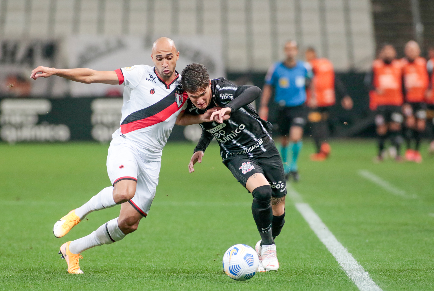 Mateus Vital disputa bola com Dudu no jogo entre Corinthians e Atlético-GO