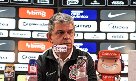 Carlos Brazil, gerente da base do Corinthians, concedendo entrevista coletiva virtual