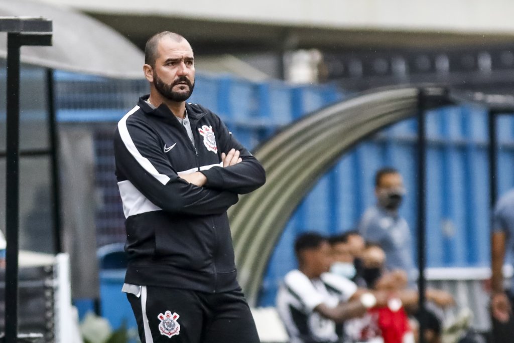 Corinthians sai atrás, mas arranca empate contra o Flamengo em