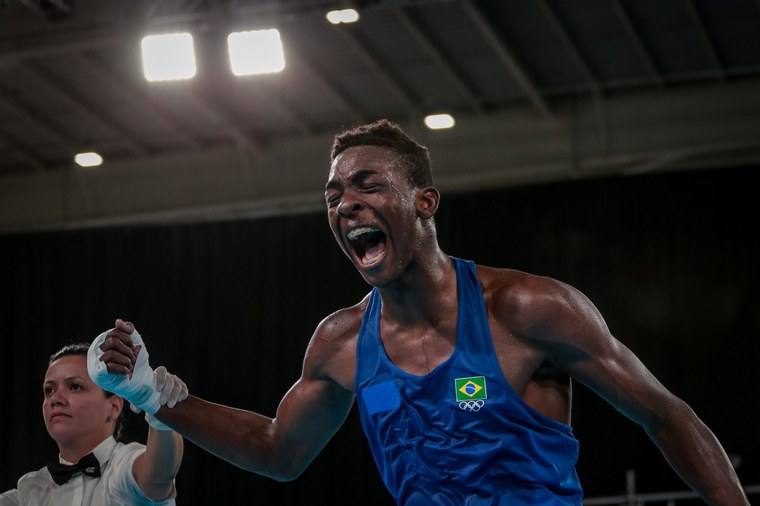Keno vence por nocaute na estreia do Grand Prix de Boxe do Brasil; luta de Beatriz Souza é adiada