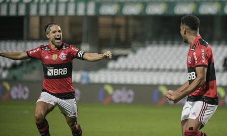 Diego Ribas admite queda de rendimento do Flamengo no segundo tempo, mas afirma: 'Não deixamos de fazer um grande jogo'