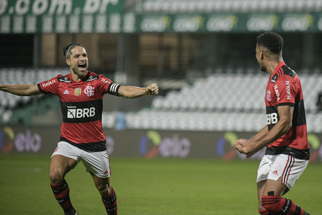 Diego Ribas admite queda de rendimento do Flamengo no segundo tempo, mas afirma: 'Não deixamos de fazer um grande jogo'