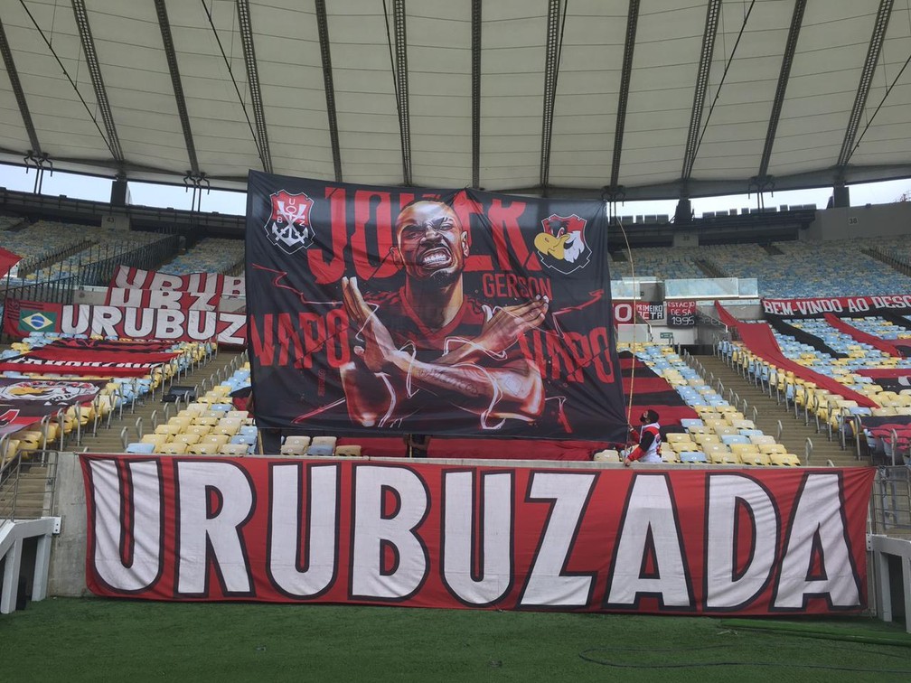 Gerson recebe homenagem de torcida organizada em despedida do Flamengo