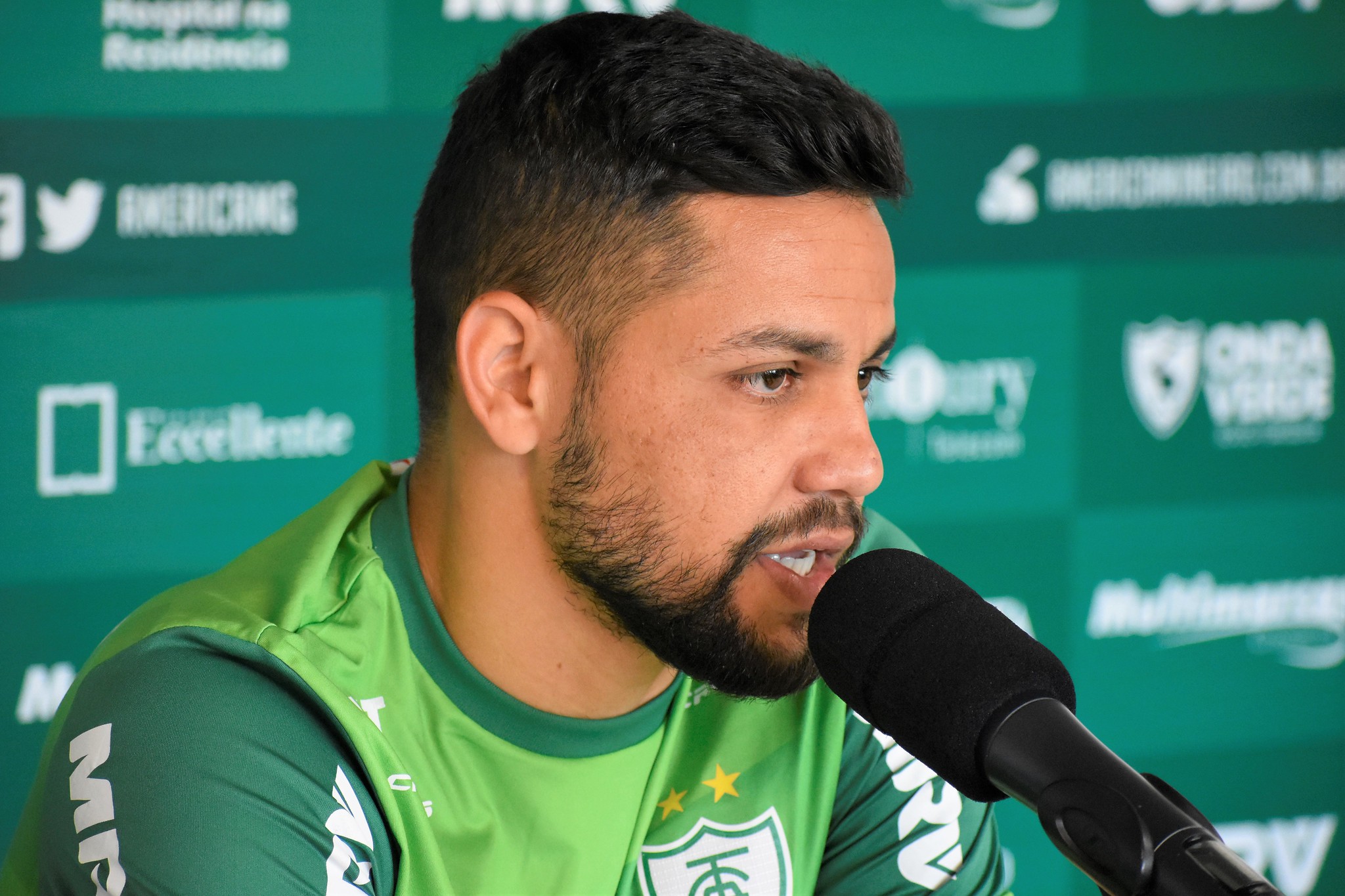 Felipe Azevedo elogia postura do América-MG e fala sobre estilo de Mancini: 'Ele gosta da transição'