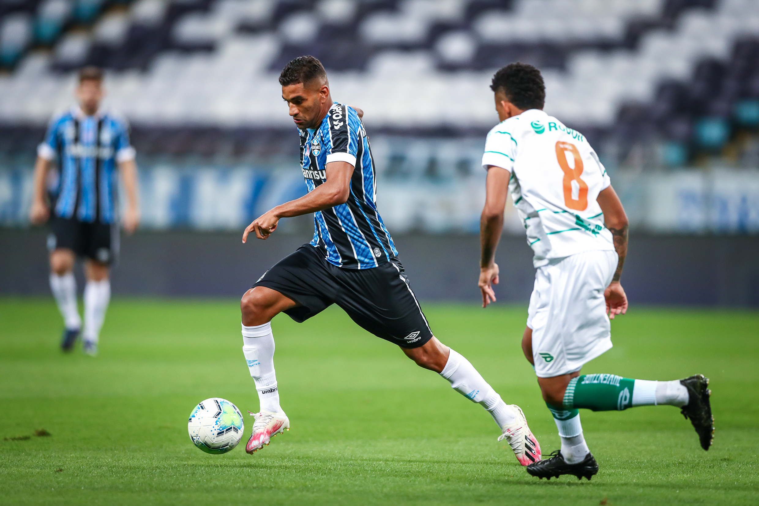 América-MG fica perto de contratar meia que pertence ao Grêmio e atua no Fortaleza