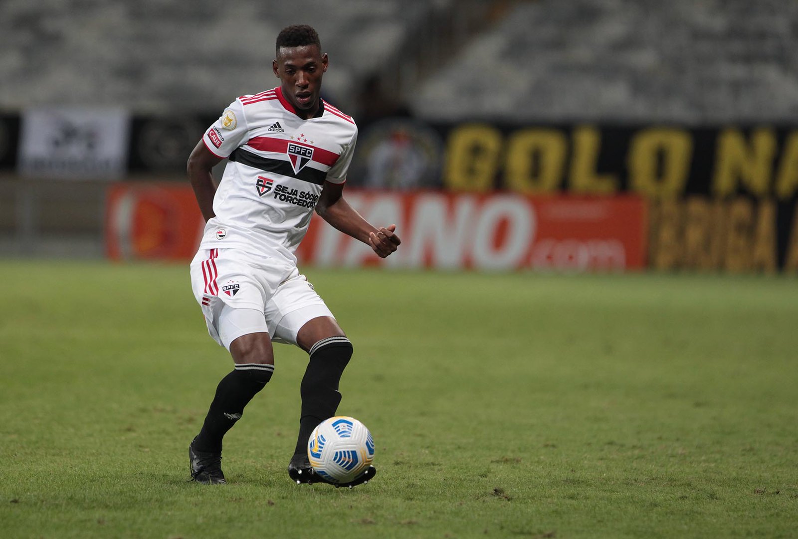 Zagueiro Léo será desfalque do São Paulo contra o Flamengo