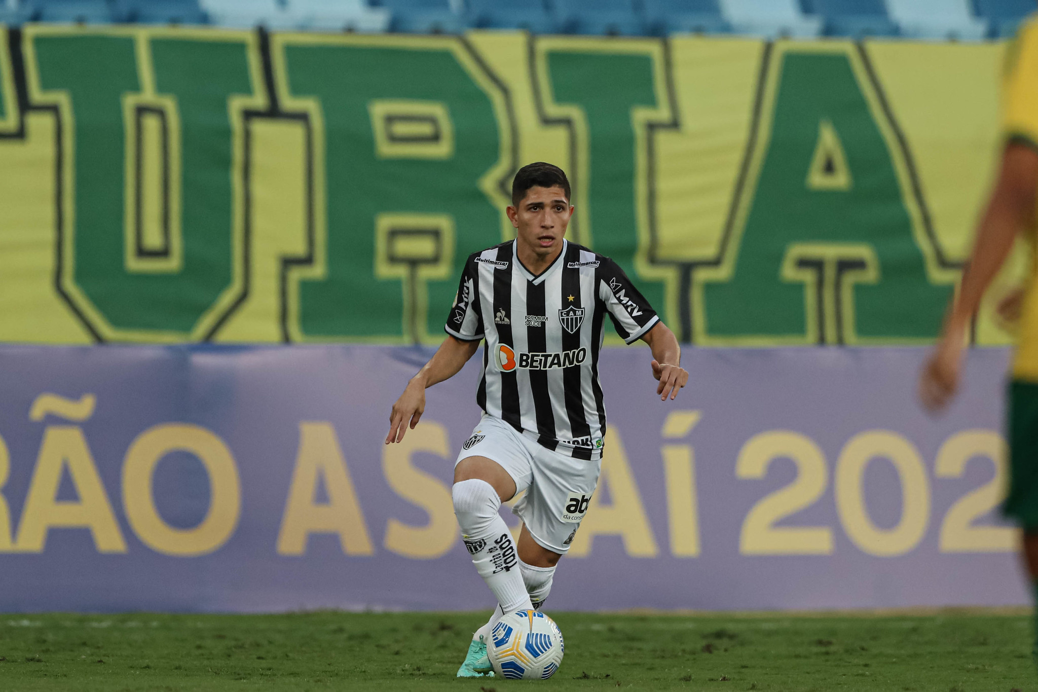 Savarino se põe à disposição para 'substituir' Nacho e projeta jogo contra o Flamengo