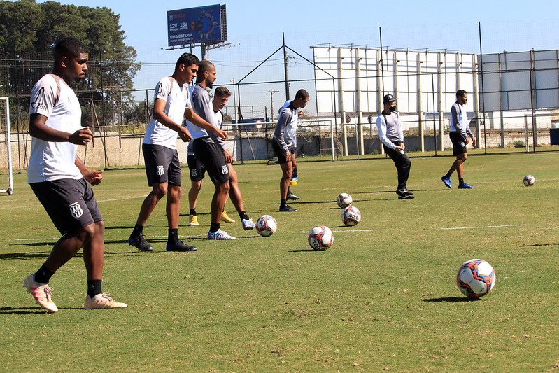 Ponte Preta recebe torcida organizada antes de 'decisão' contra o Goiás