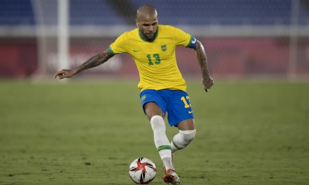 Daniel Alves honra camisa do Brasil