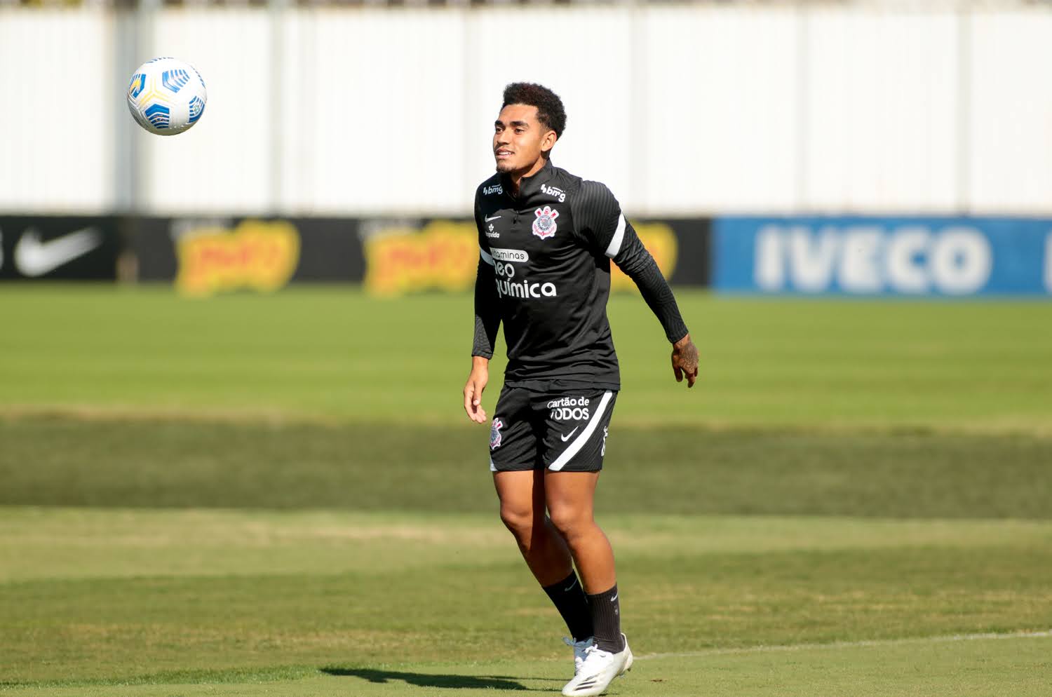 Du Queiroz treinando na preparação do Corinthians