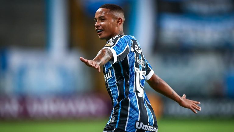 Coritiba acerta a contratação de meia do Grêmio; jogador se