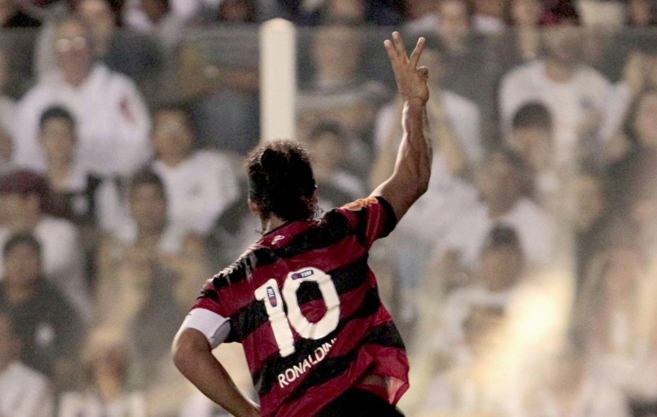 Ronaldinho comanda o Flamengo em jogo histórico contra o Santos