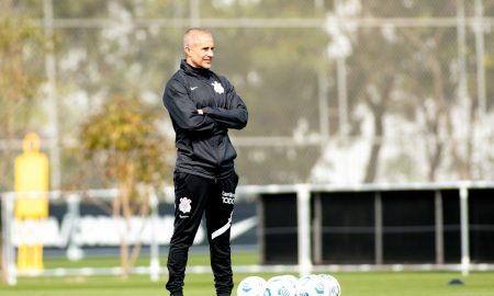 Sylvinho comandando treino do Corinthians