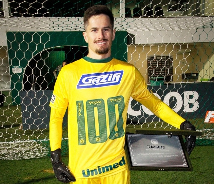 Tadeu alcança marca de 100 jogos pelo Goiás e celebra vitória sobre o Vasco