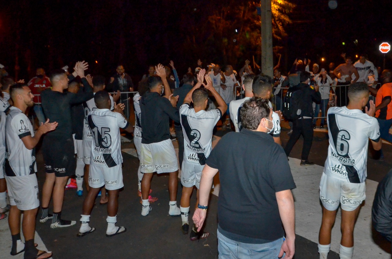 Jogadores da Ponte Preta festejam vitória com torcida; veja vídeos